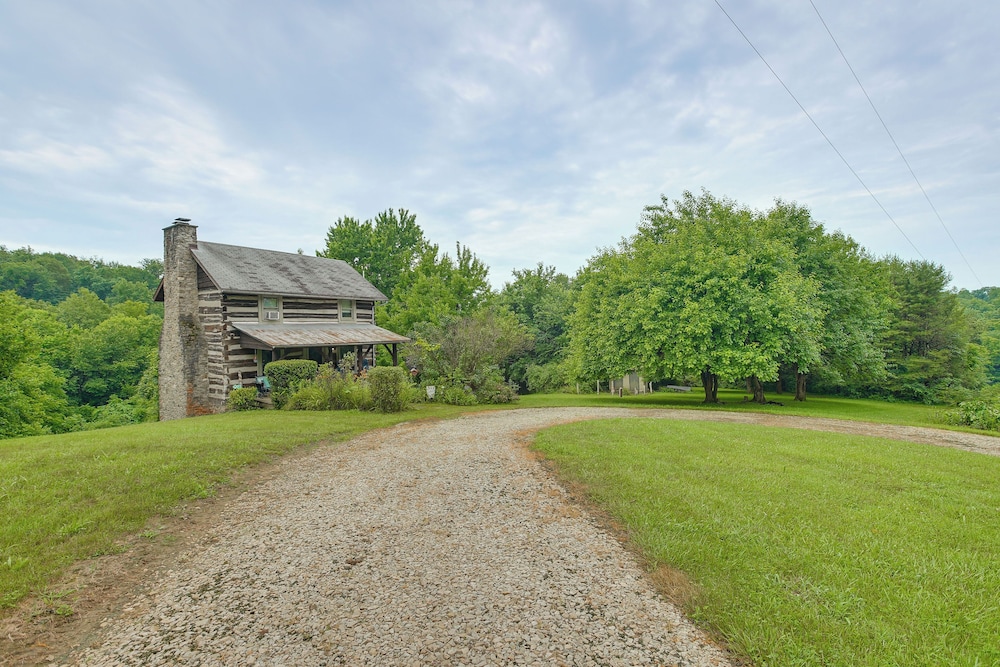 3 Mi to River: 11-acre Retreat in Rural Stockport