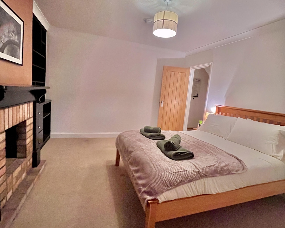 Comfy and Spacious 5-bed House in Cambridge view 2
