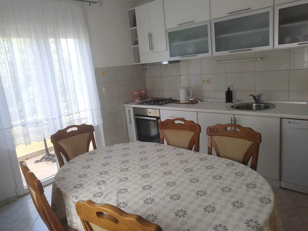 Holiday House en Podbablje — kitchen
