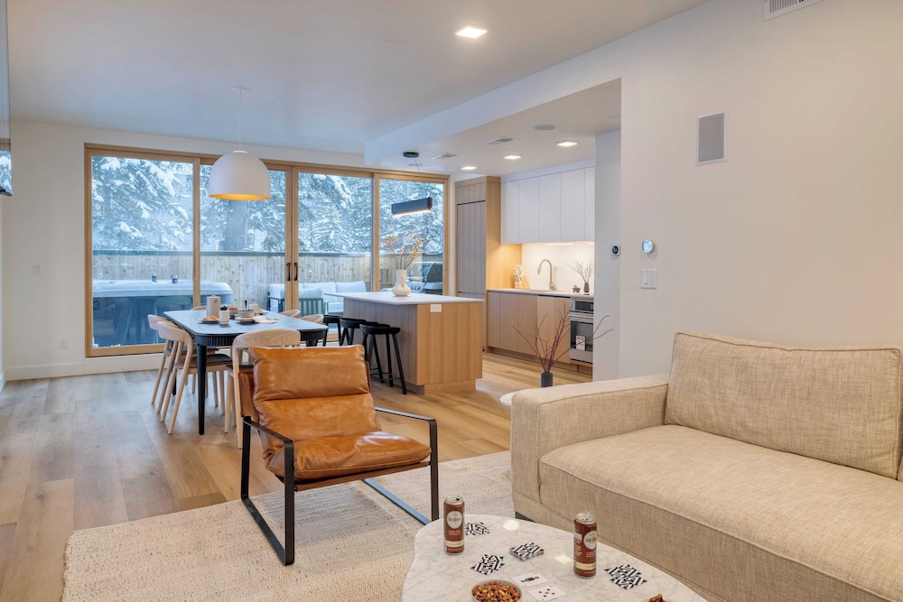 Parkview Mountain House Luxury Ski Home w/ Hot Tub Near Trails & Downtown