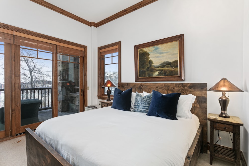 Grand Lodge - Three Bedroom #201 - Ski-in/ski-out 3 Condo