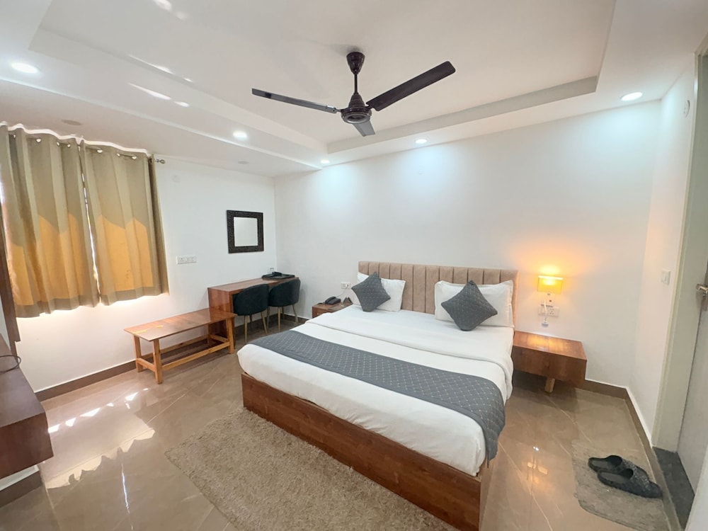 Hotel Breezy Heights Near IGI Delhi Airport by JIP