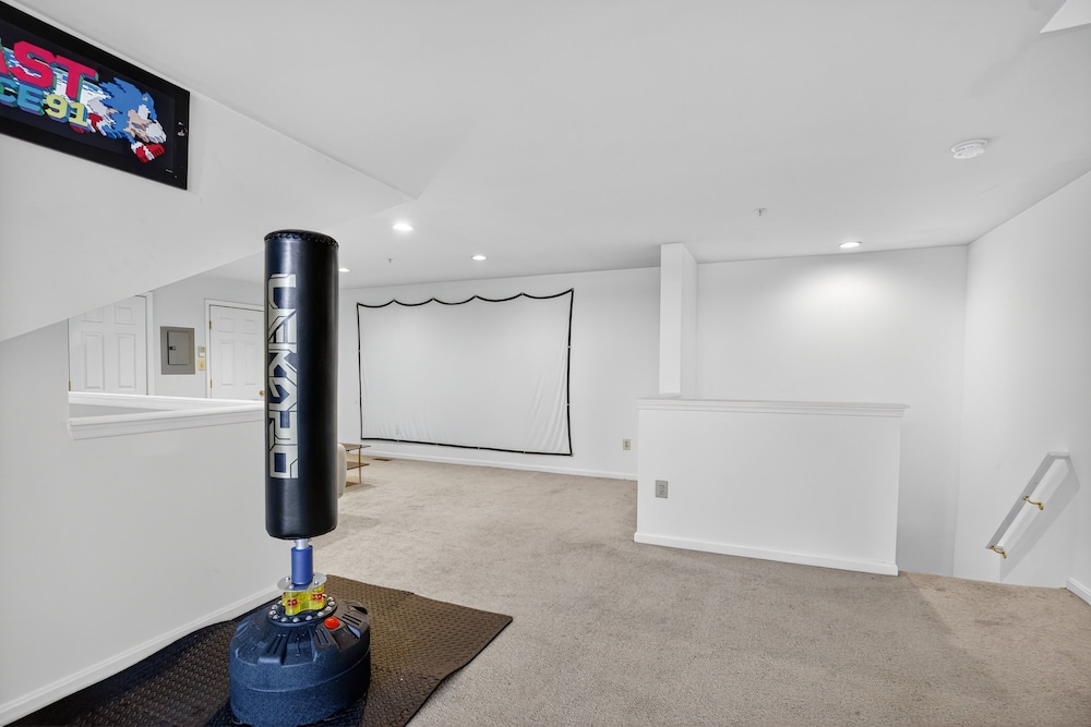 Cozy Pikesville Penthouse With Basketball Arcade 2 Bedroom Condo