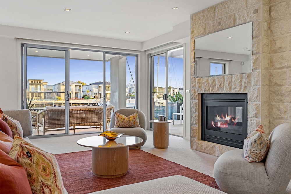 Waterfront Martha Cove Getaway 250m From Beach