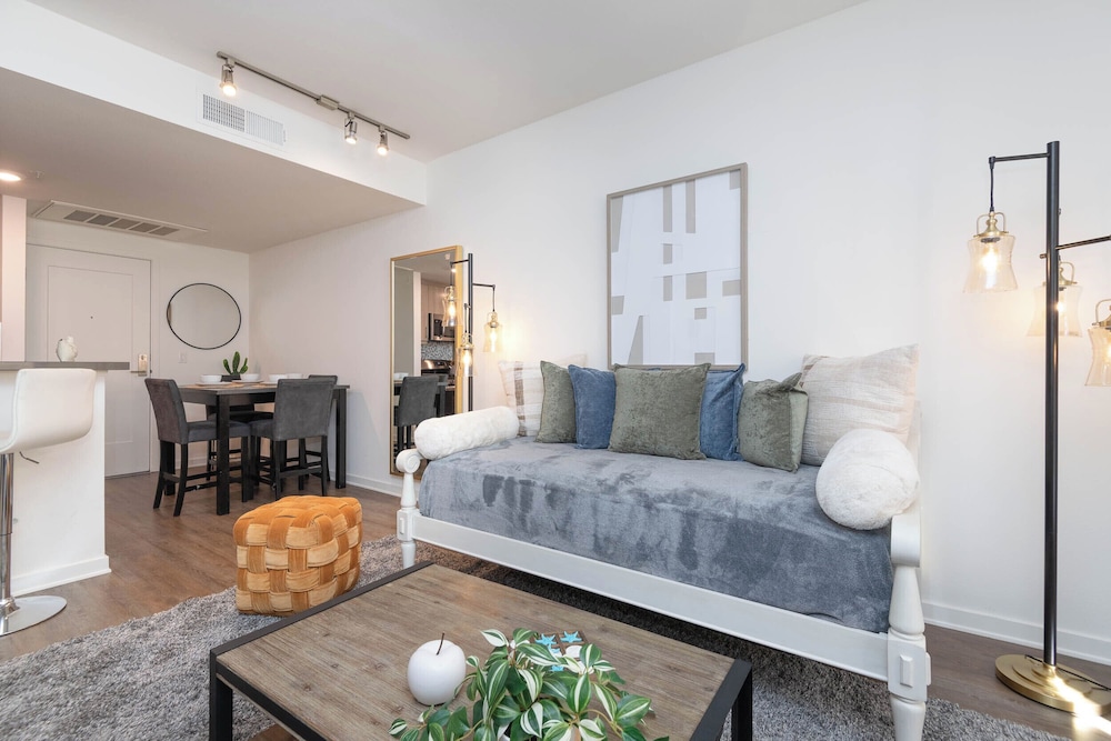 Hollywood Apartment Near Walk of Fame