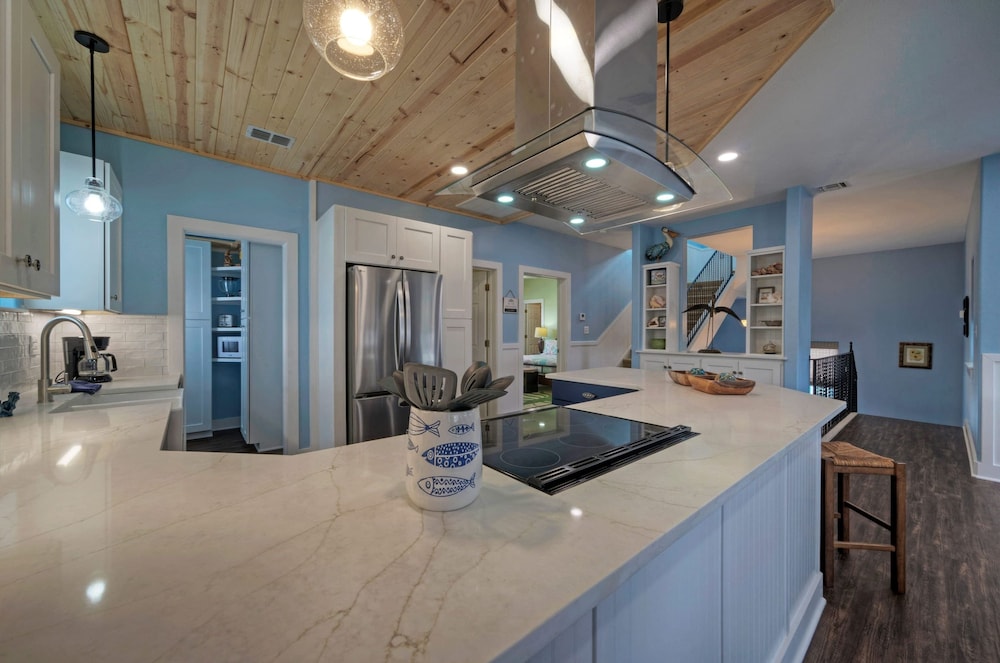Leave of Absence Luxe Coastal Stay w Pool Outdoor Dining Minutes to Beach