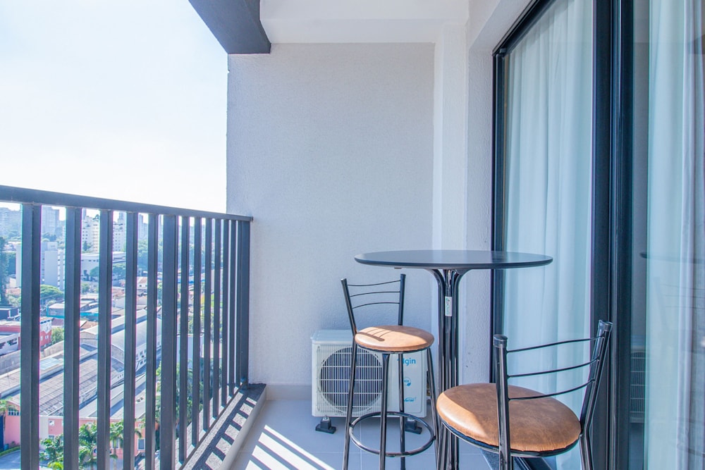 Studio Elegante com Varanda e Tima Localiza o