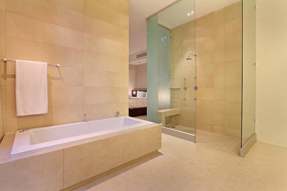 Sea View 3bed Apt w Pool Near Beaches Glen Sunsets