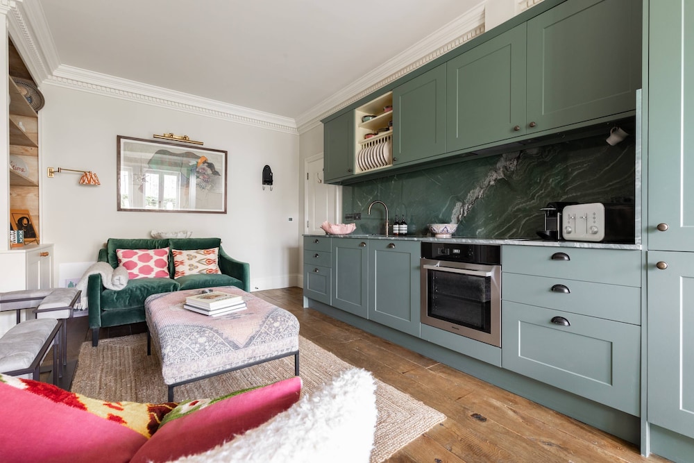 Ladbroke Gardens VII by Onefinestay