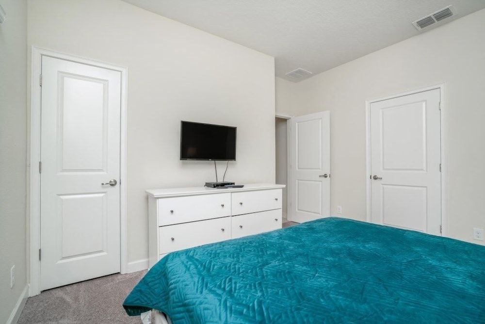 1566plunker 4 Bedroom Townhouse by RedAwning view 5