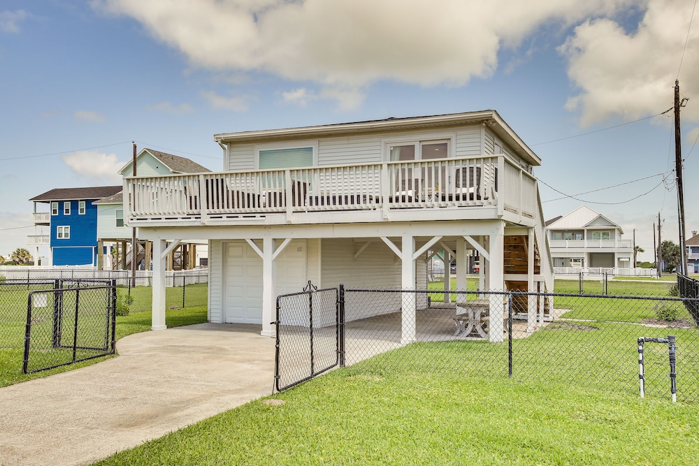 Walk to Beach: Updated Home w/ Deck in Galveston!