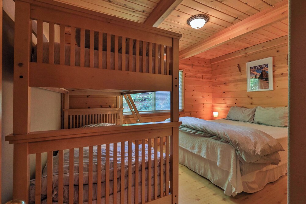 Leavenworth Cabin 3 Mi to Lake Wenatchee: Hot Tub! view 5