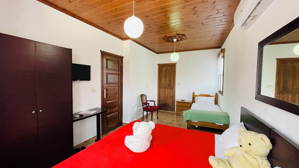 Denis - Private Rooms Guesthouse Gjirokastra