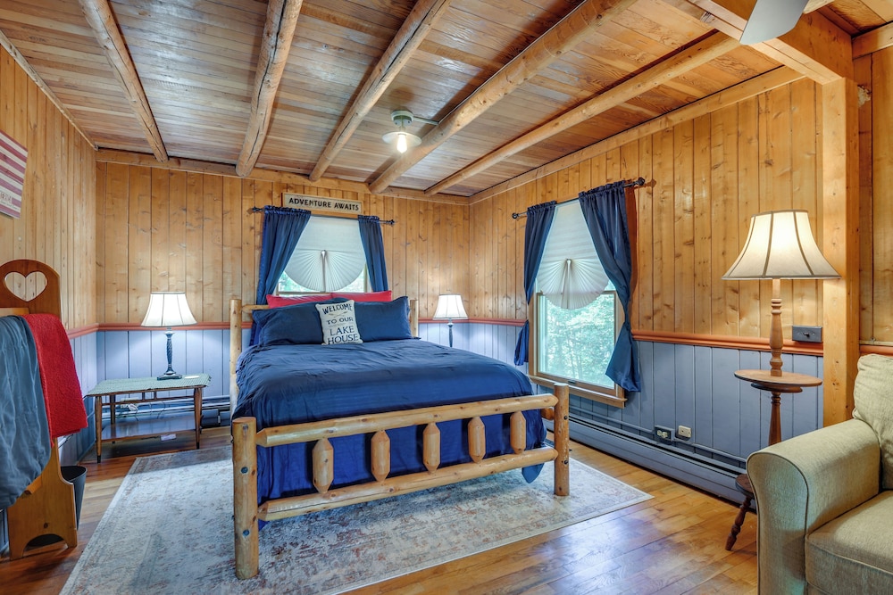 Lakefront Log Cabin Retreat w/ Hot tub + Kayaks!