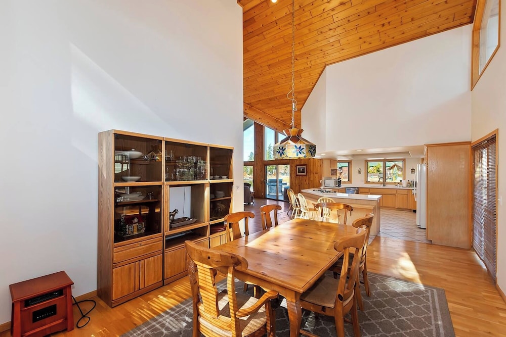Lakefront Estate with Views and Hot tub