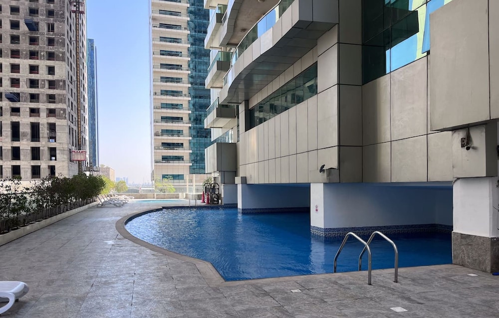 Luxury 1BR in Marina High-rise Living With Views