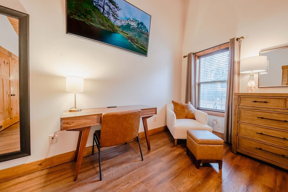 Flathead River Retreat For 15!