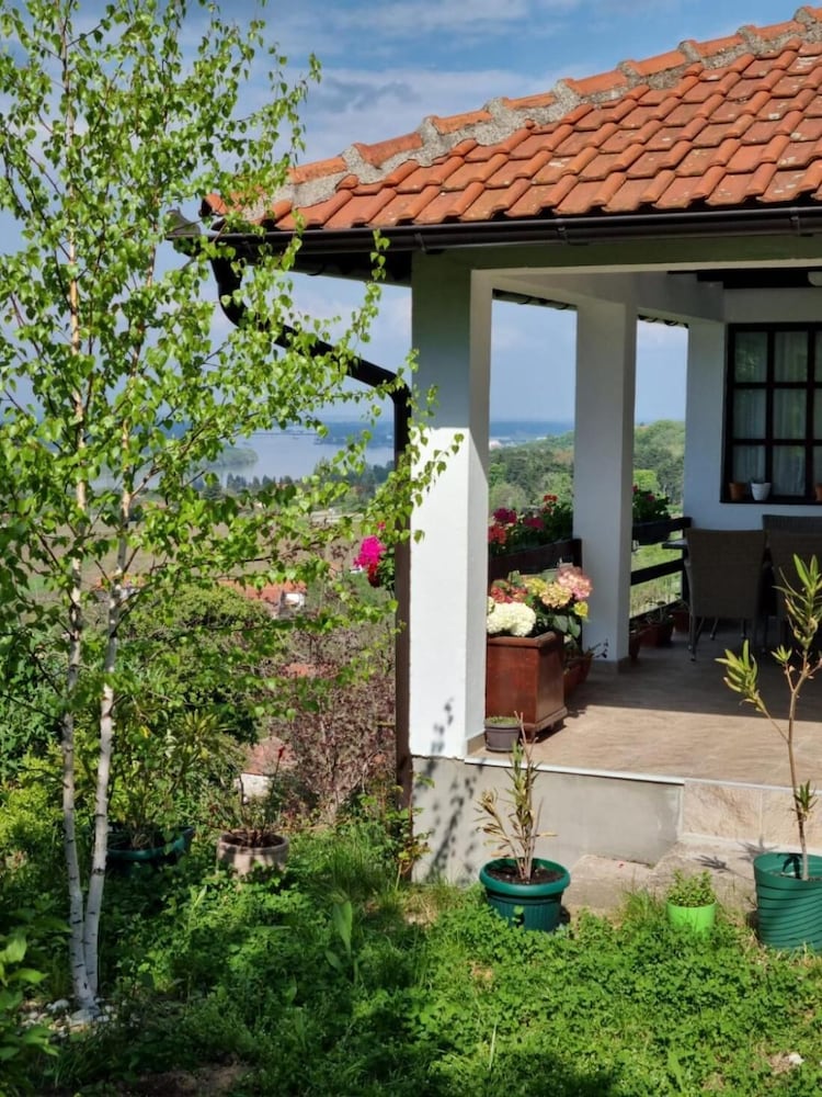 Holiday House in Smederevo With City, Garden, and River Views