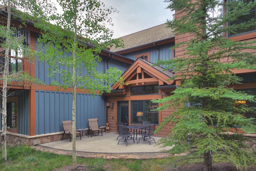 Ski-in 2br W/luxe Decor Steps To Winter Activities 2 Bedroom Townhouse by RedAwning