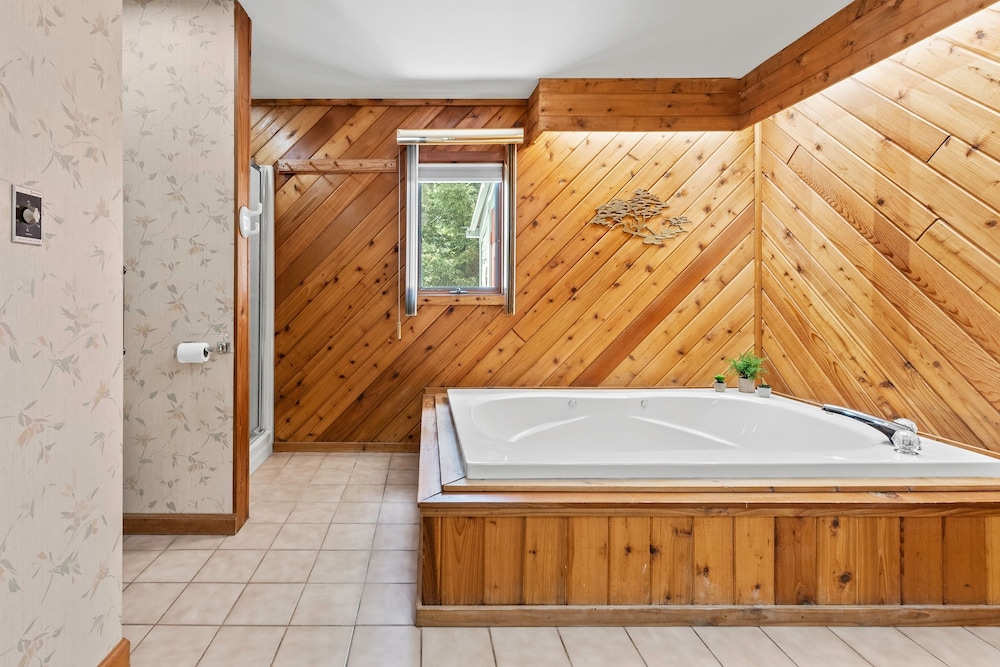Harmony Ridge by Avantstay Large Deck w Hot Tub Forest Views