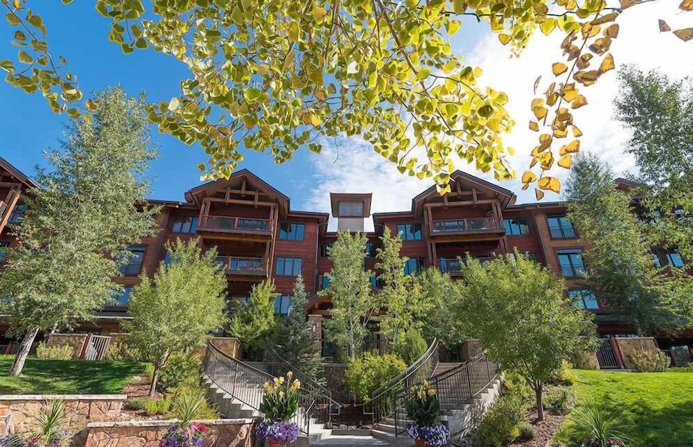 5111 Emerald Lodge, Trappeur's Crossing Apartment 2