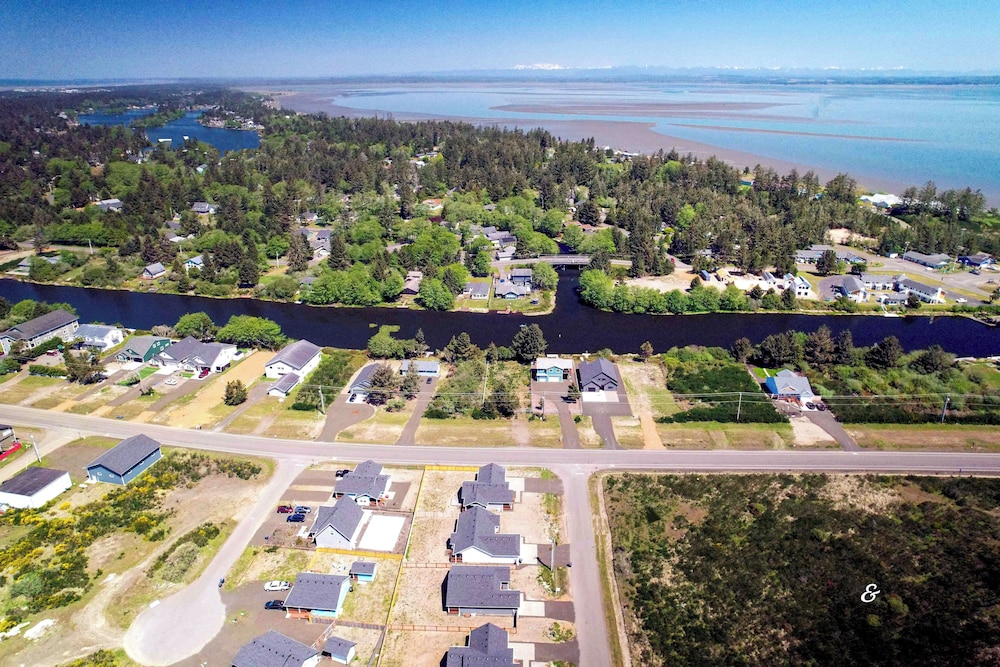 Ocean Shores Home w/ Game Room - Walk to Beaches! view 5