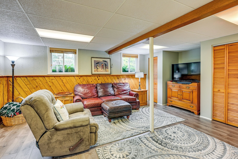 1 Mi to Dtwn: Suburban Home w/ Yard in Owosso