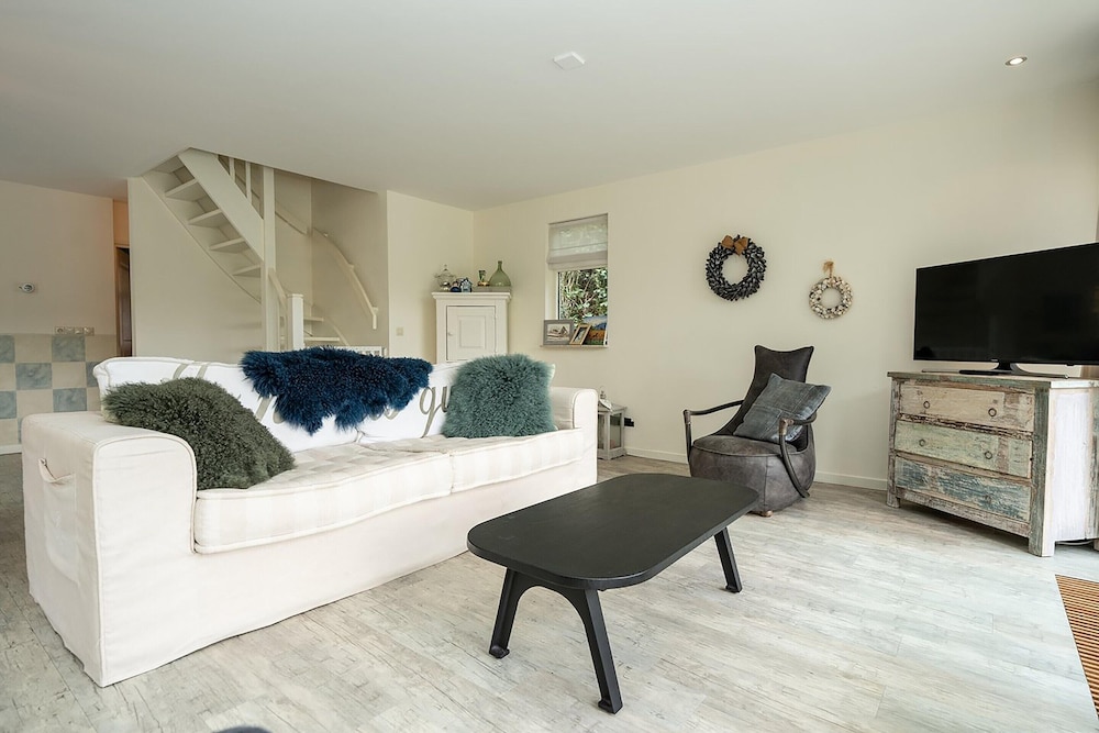 Lovely 4-person Villa With Private Pool