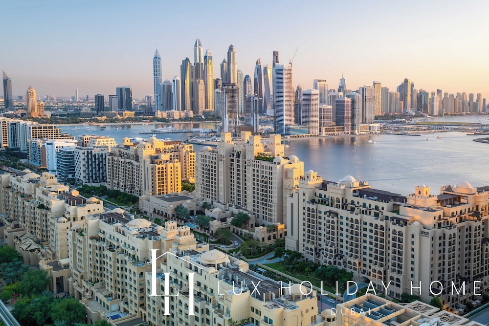 LUX Iconic Views at Palm Tower Studio