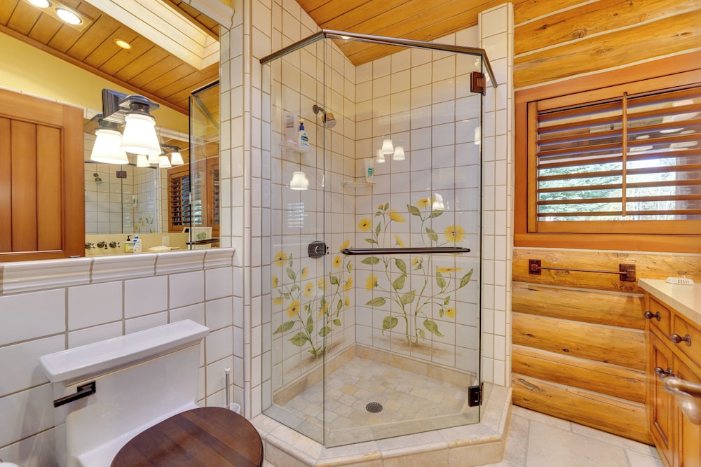 Sun Valley Log Home w/ Hot Tub & Mtn Views!