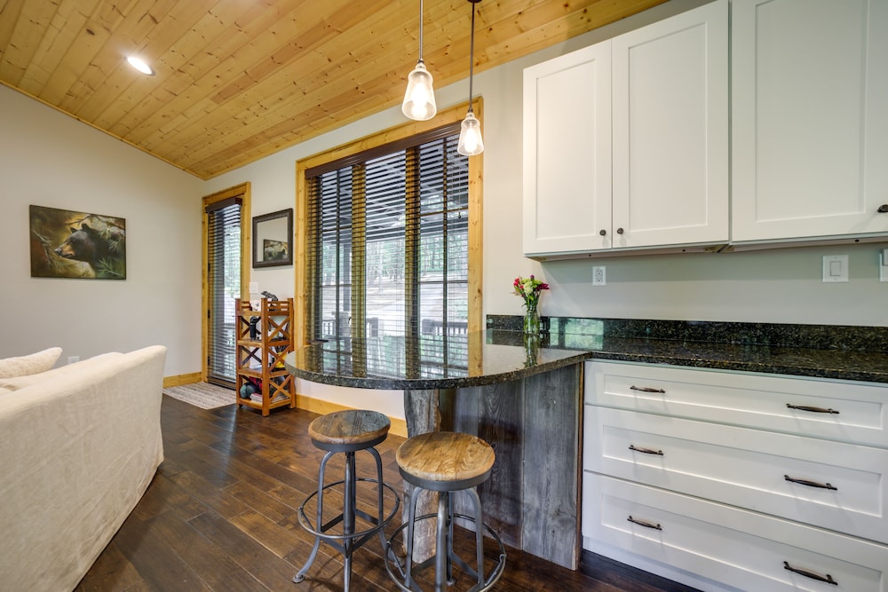 Grill + Water Views: Chinquapin Resort Home view 2
