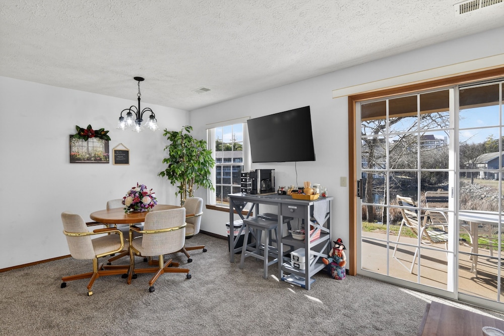 Scenic Getaway Quiet Spot 3 Miles To Landing 2 Bedroom Condo