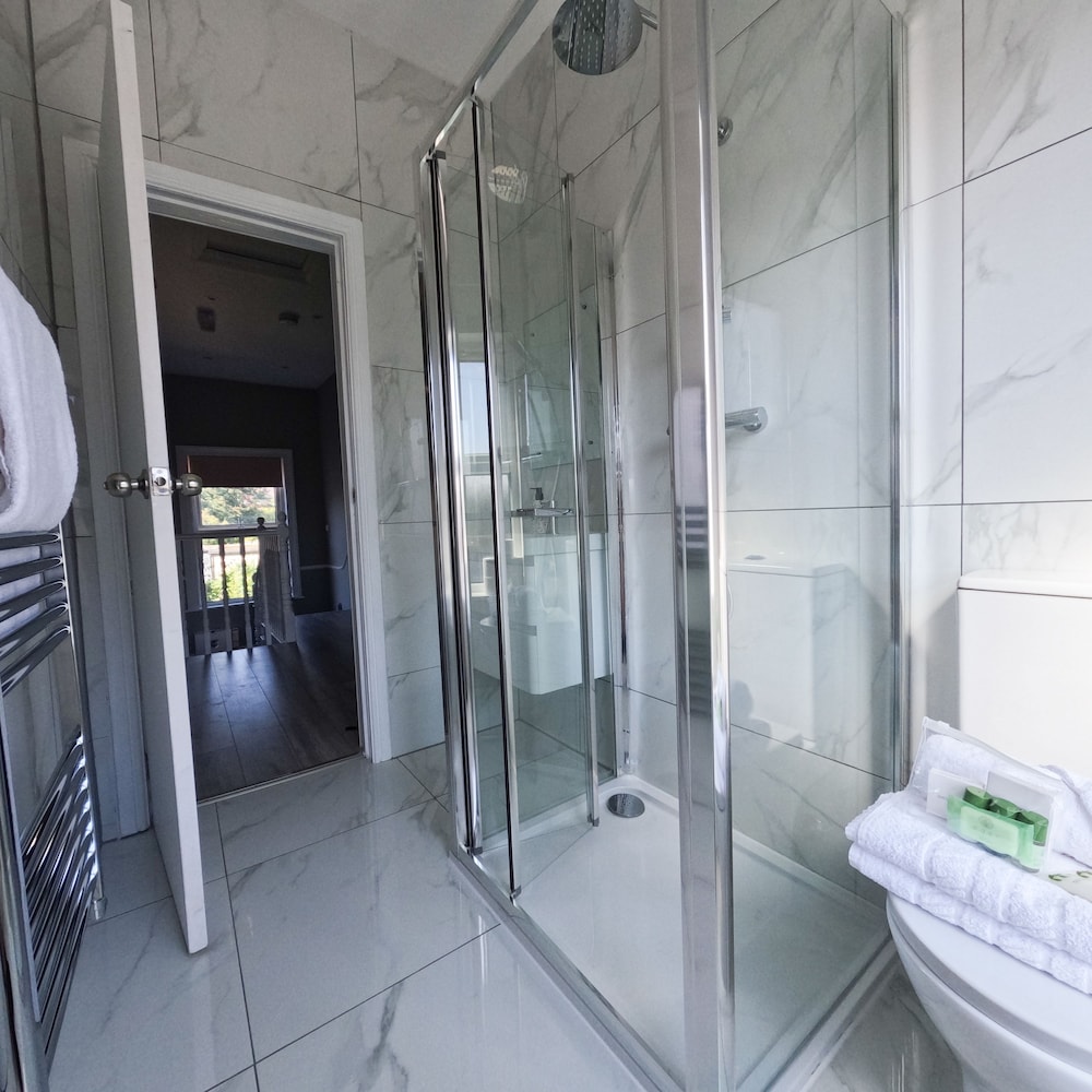 Spacious 2 Bed Apt Sleeps 5 Relocation Kent view 5