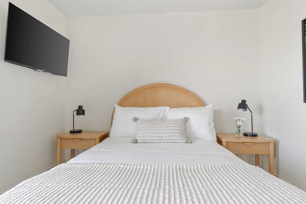 2 Homes in San Clemente by Avantstay Sleeps 26, Steps From Sunset Cliffs, Ocean Beach & Dining