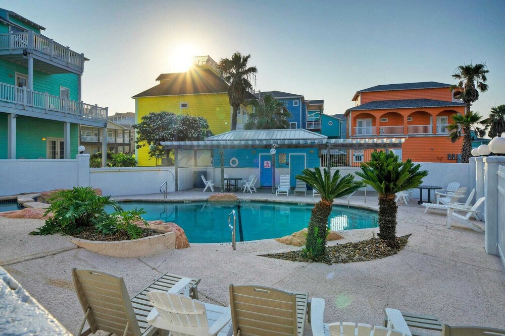 Beach Boardwalk, Pool Access & Ocean Views Coral Reef by Avantstay