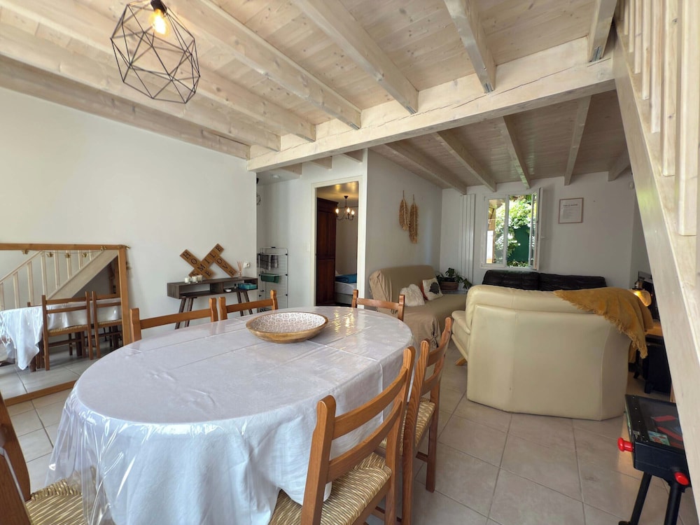 Coastal Comfort - Large Home Near Sea