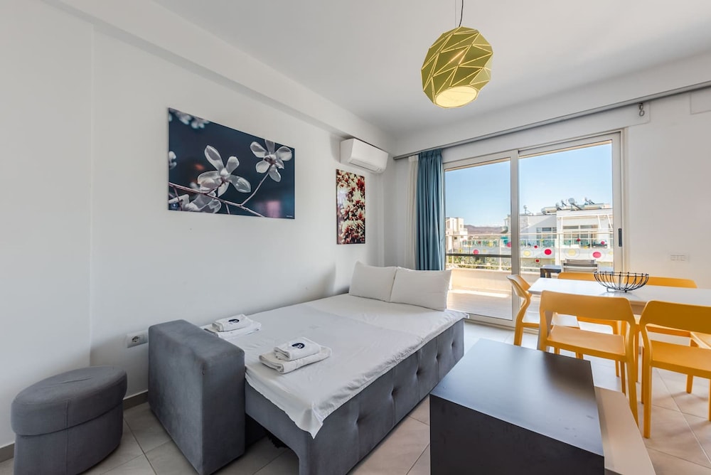 Tranquil Apartment With Pool Access - Manjola