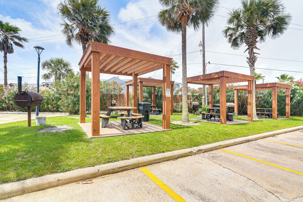 Steps to Babes Beach: Condo w/ Pool in Galveston