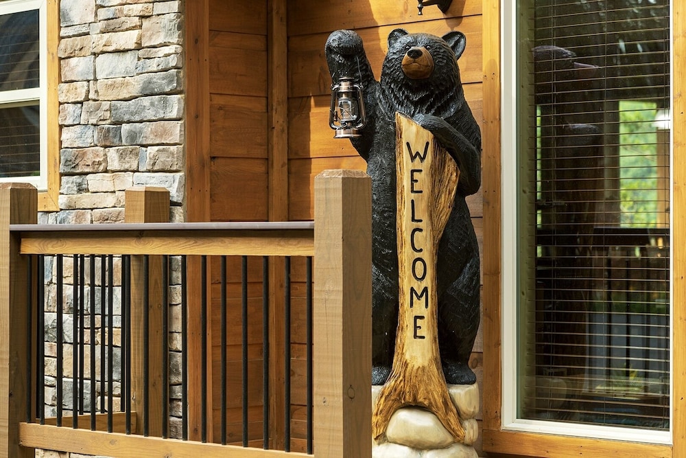 Big Bear Retreat - 4 Bedrooms, 4.5 Baths, Sleeps 12 4 Cabin by RedAwning view 2