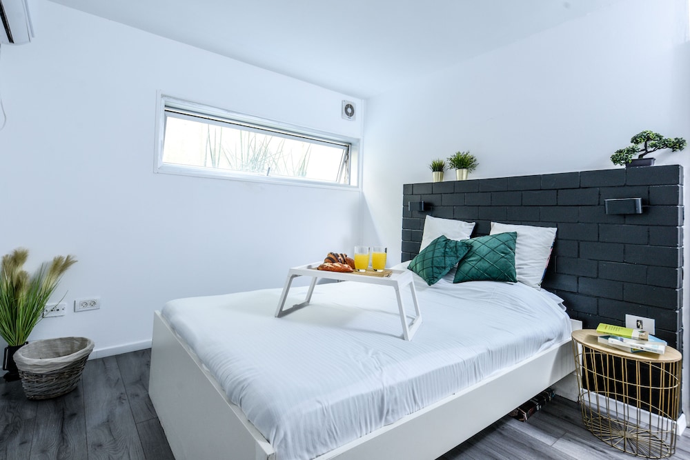 Beautiful Interior with Private Outdoor view 4