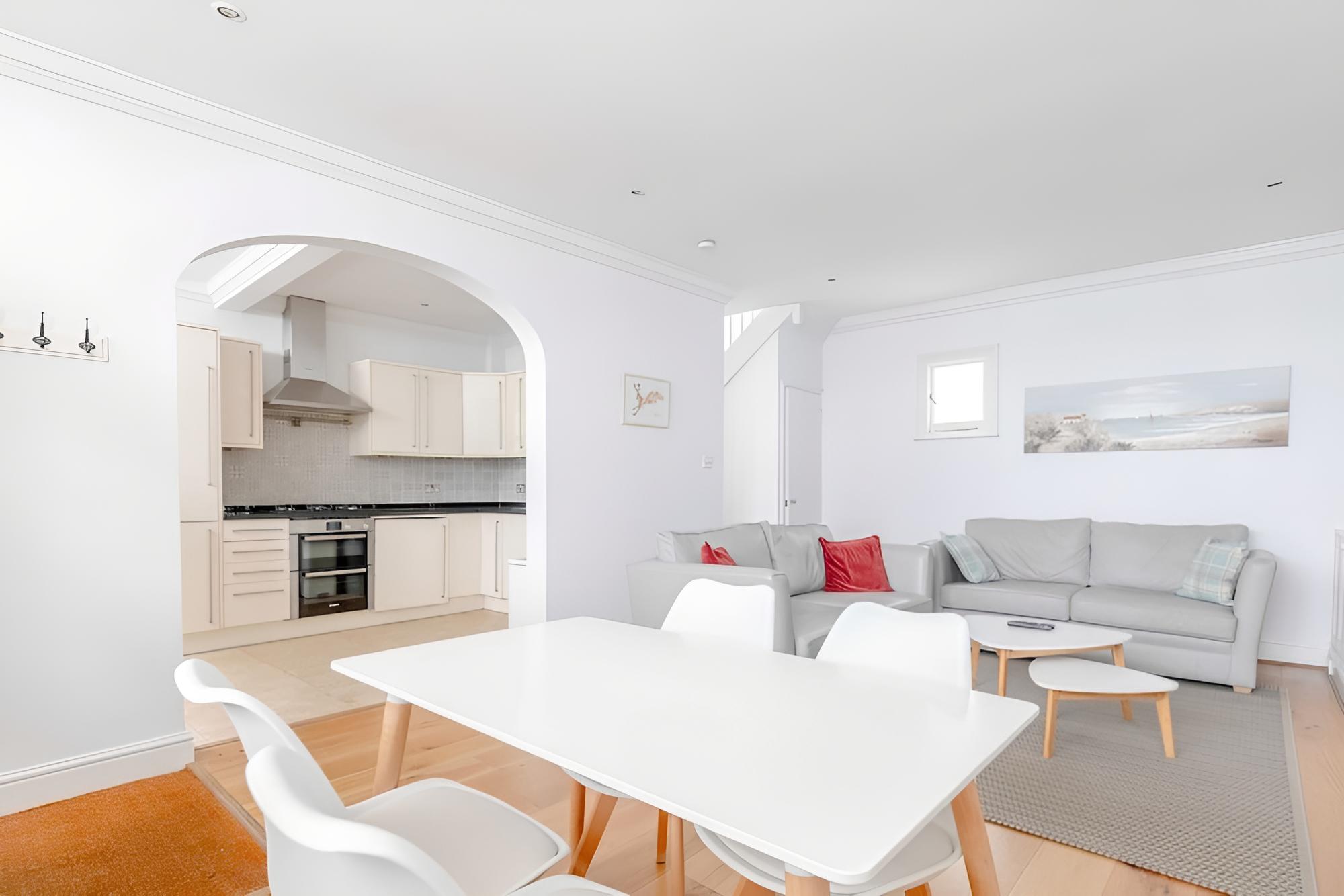 Central & Stylish 2BD Home Near Kensington Gardens