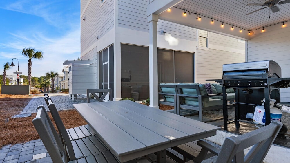 Sleep up to 28 - 2 Homes Side by Side - Close to Beach & Community Pool!