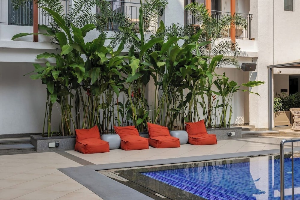 Hidden Gem Luxe Suite w Pool View - 1km to Beach