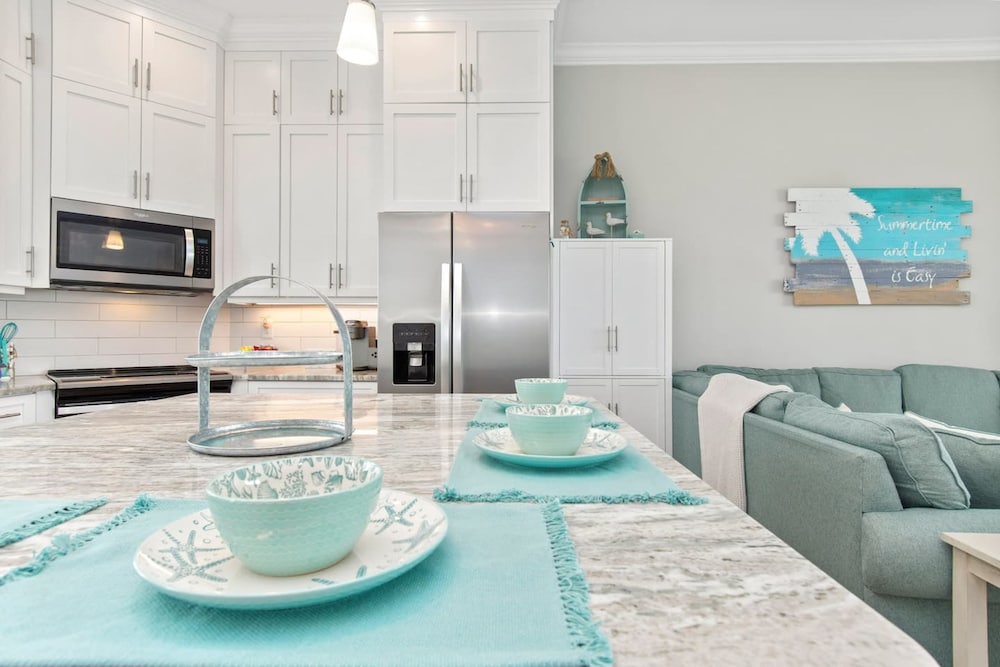 Luxury Beach Condo 5 Min Walk to Beach Shops