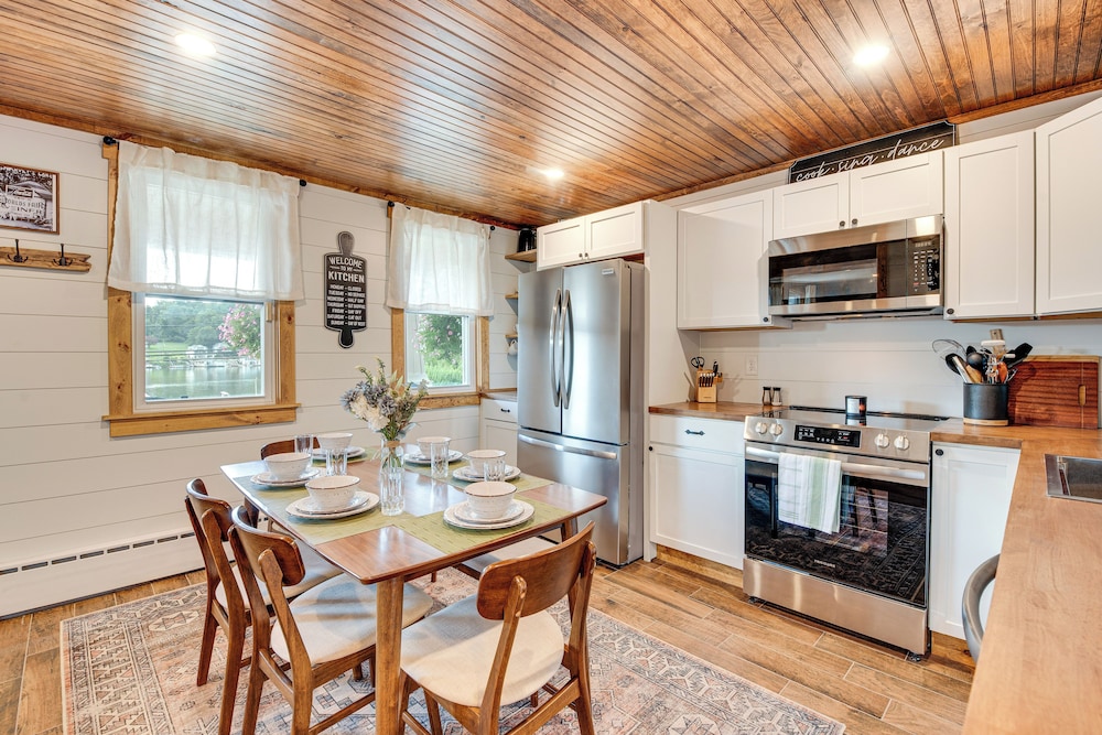 Recently Renovated Harveys Lake Retreat w/ Dock!