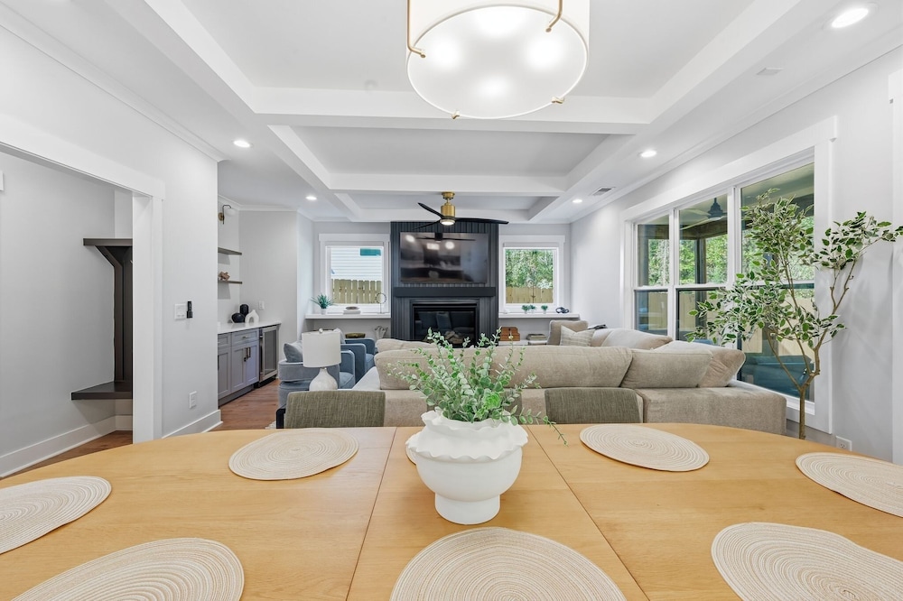 New! Modern Luxurious Woodland Retreat 5 Bedroom Home