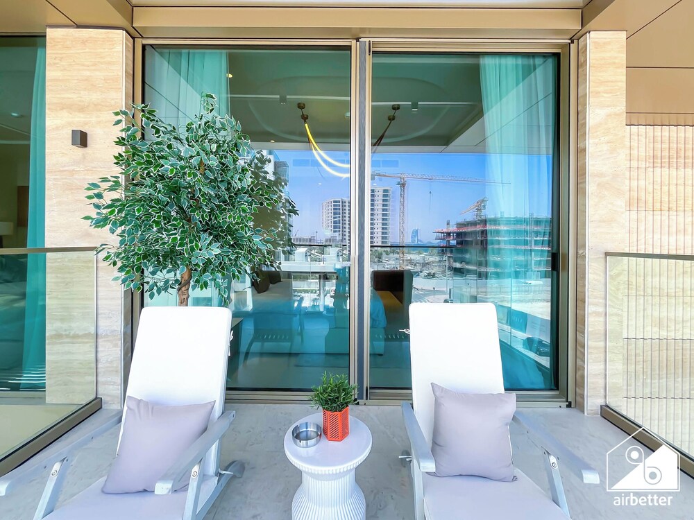 Luxury Beachfront 1BR on Palm Jumeirah & Balcony