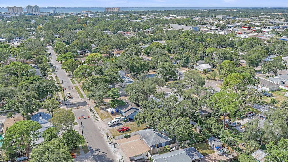 Urban Nest On 8th 4 Bedroom Home