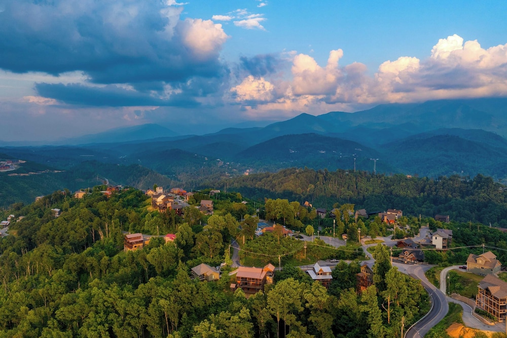 Evergreen Echo by Avantstay Cabin w/ Mountain Views, Theater, Game Room, and Hot Tub