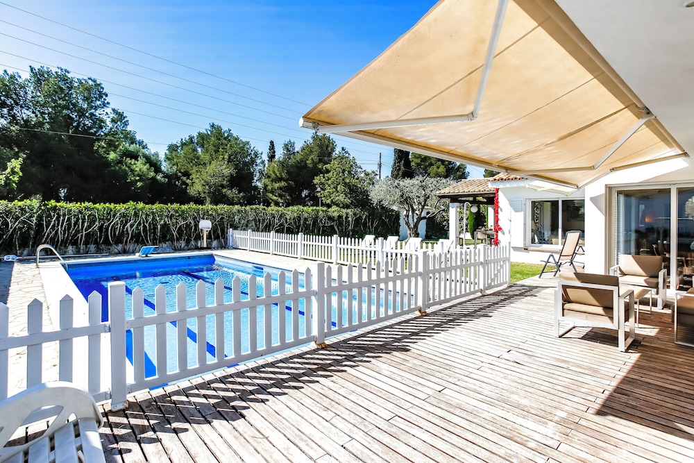 Just 10 Minutes From Sitges, House With Private Garden and Pool-
